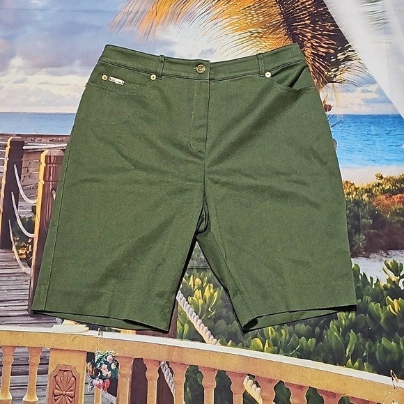 St. John‎ Sport Green Shorts Size 10 - Picture 1 of 5